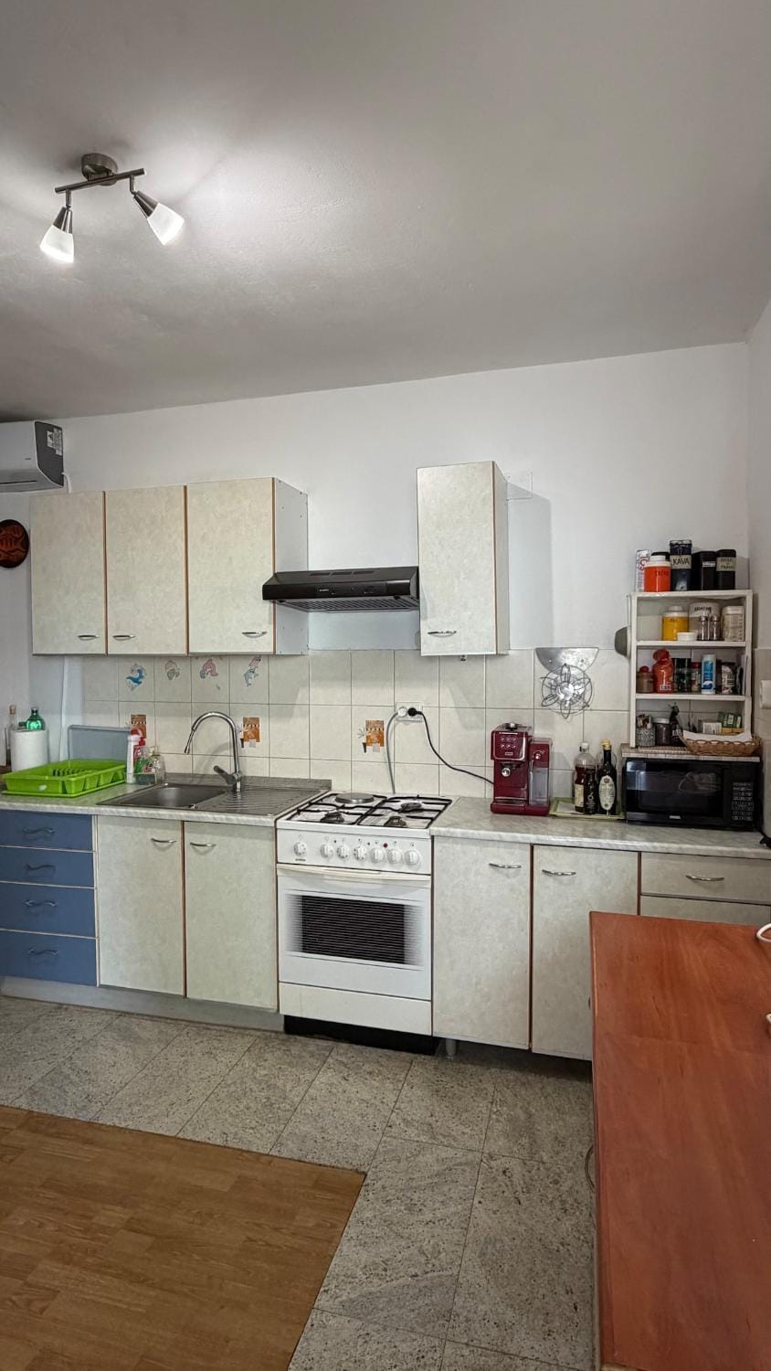 Kitchen or kitchenette, dishwasher, oven, pet friendly, toaster