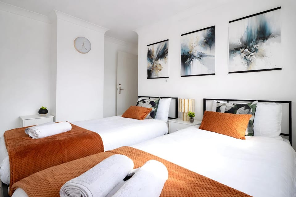 h-Modern 3 Bed House -Garden-Free Parking-Ideal for Contractors & Families House in Colchester