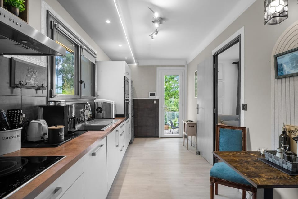 Kitchen or kitchenette, Living room