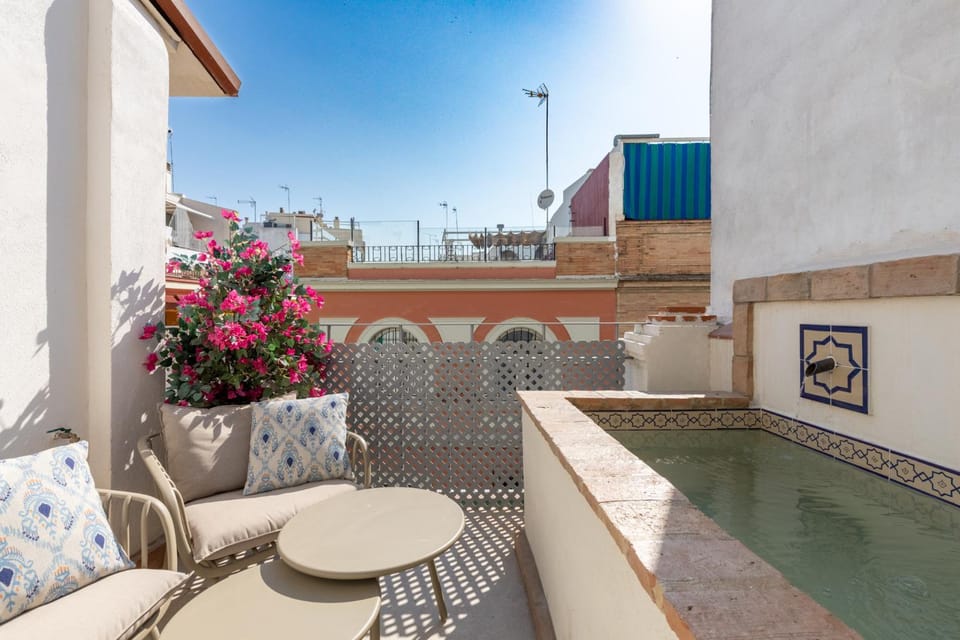 Santas Patronas Olehousing Hotel in Seville