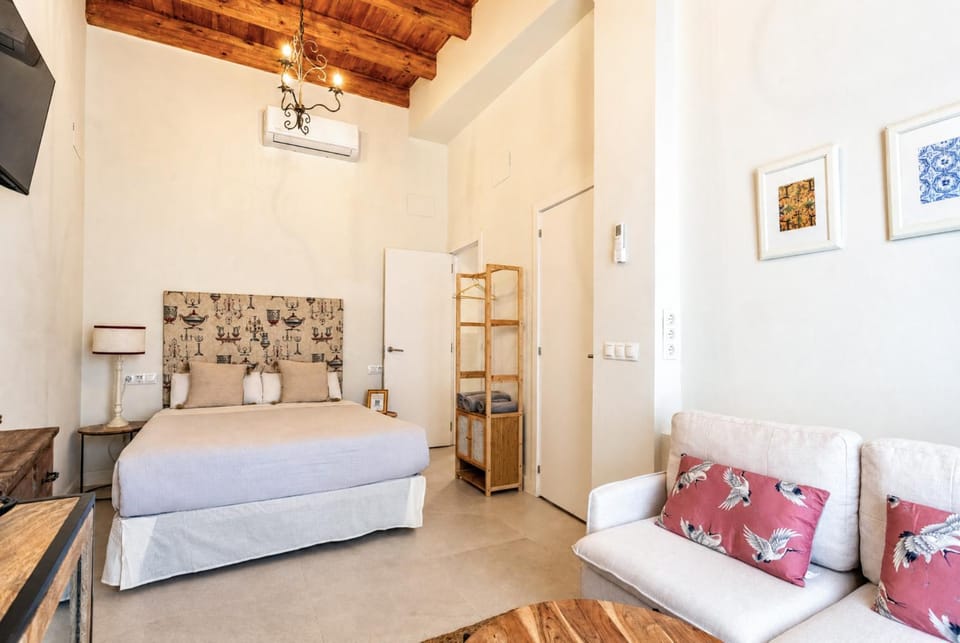Santas Patronas Olehousing Hotel in Seville