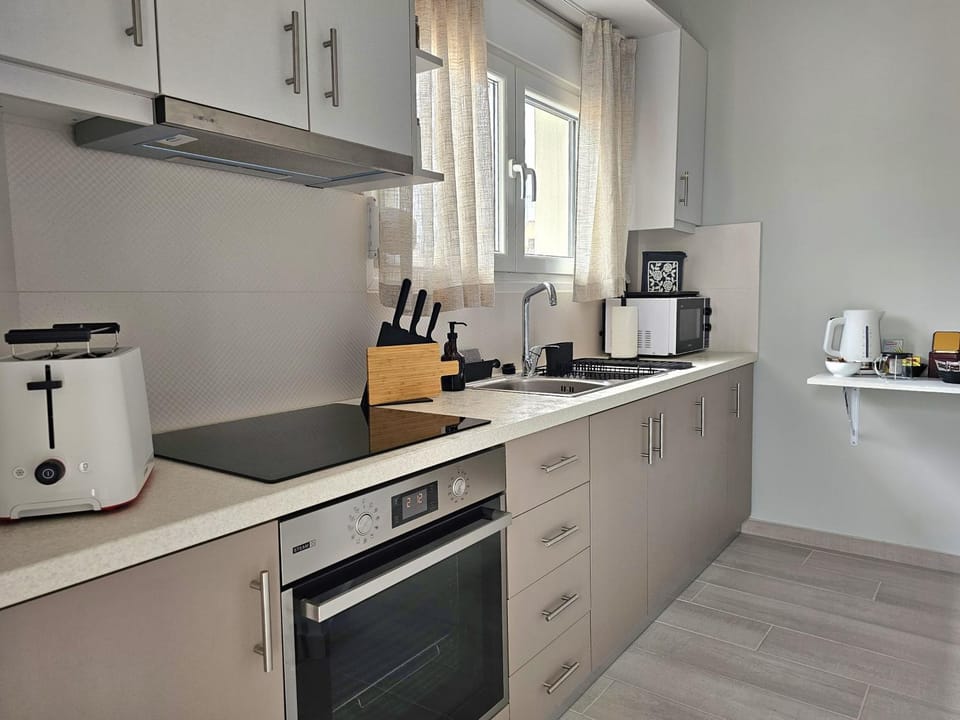 Coffee/tea facilities, Kitchen or kitchenette, oven, stove, toaster