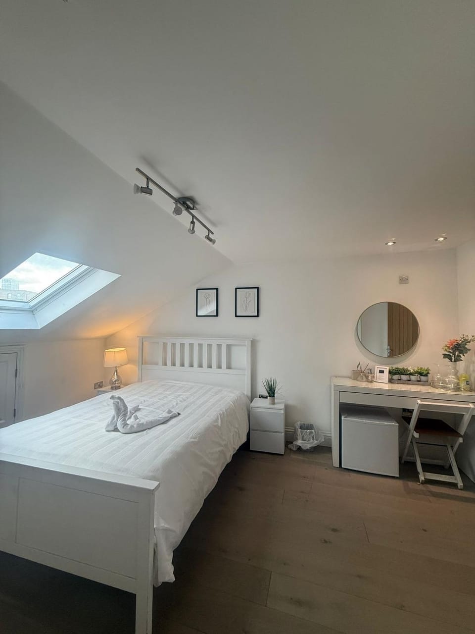 Photo of the whole room, towels