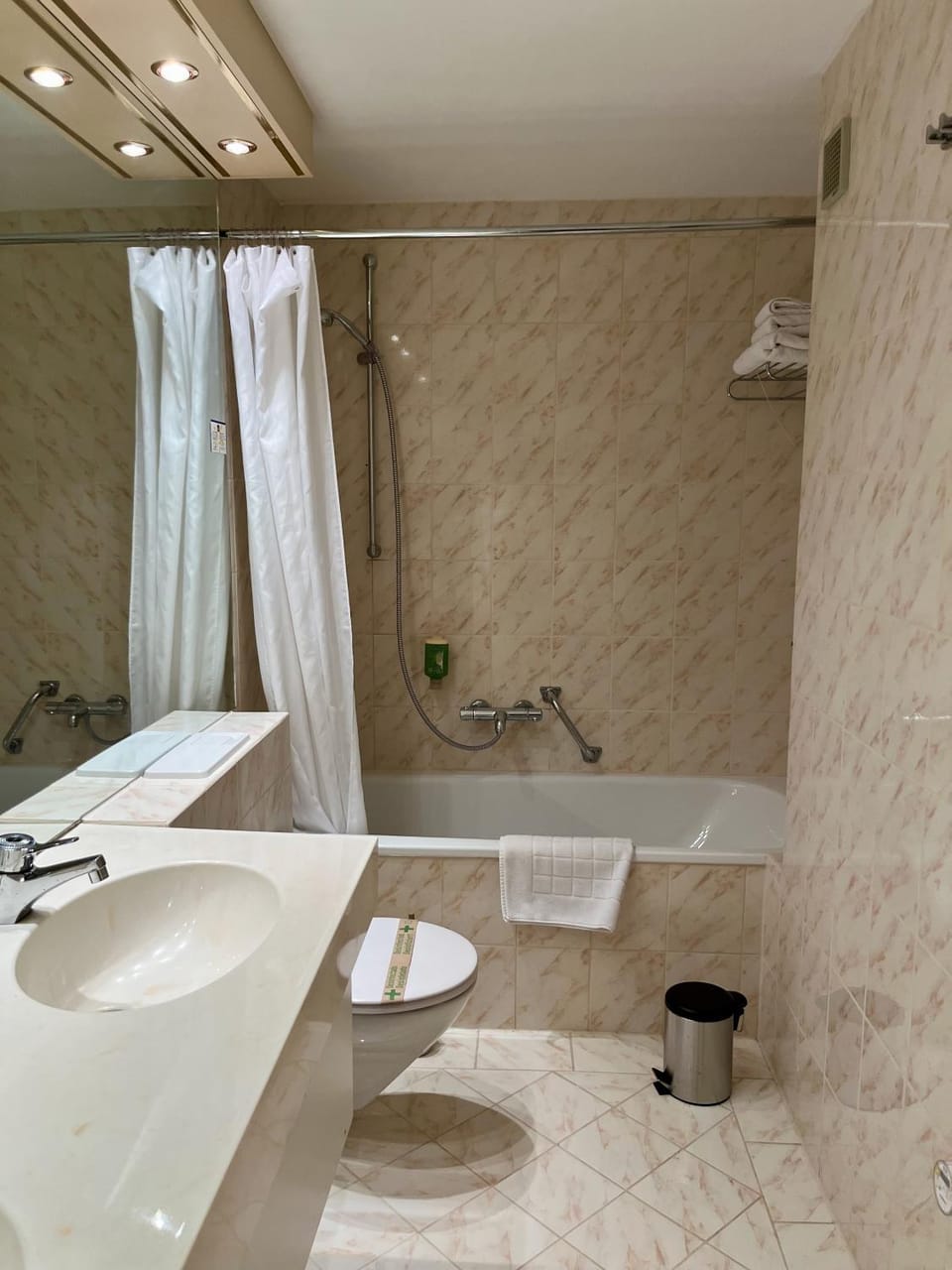 G&P Housing - Deluxe Zimmer II mit eigenem Badezimmer & Gemeinschaftsküche Apartment in Baden-Württemberg