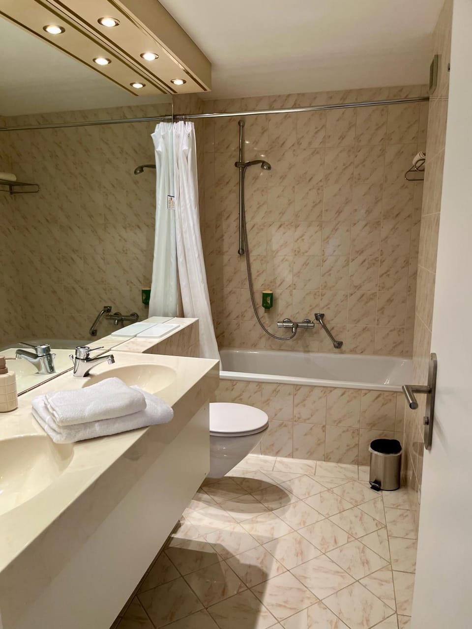 G&P Housing - Deluxe Zimmer II mit eigenem Badezimmer & Gemeinschaftsküche Apartment in Baden-Württemberg