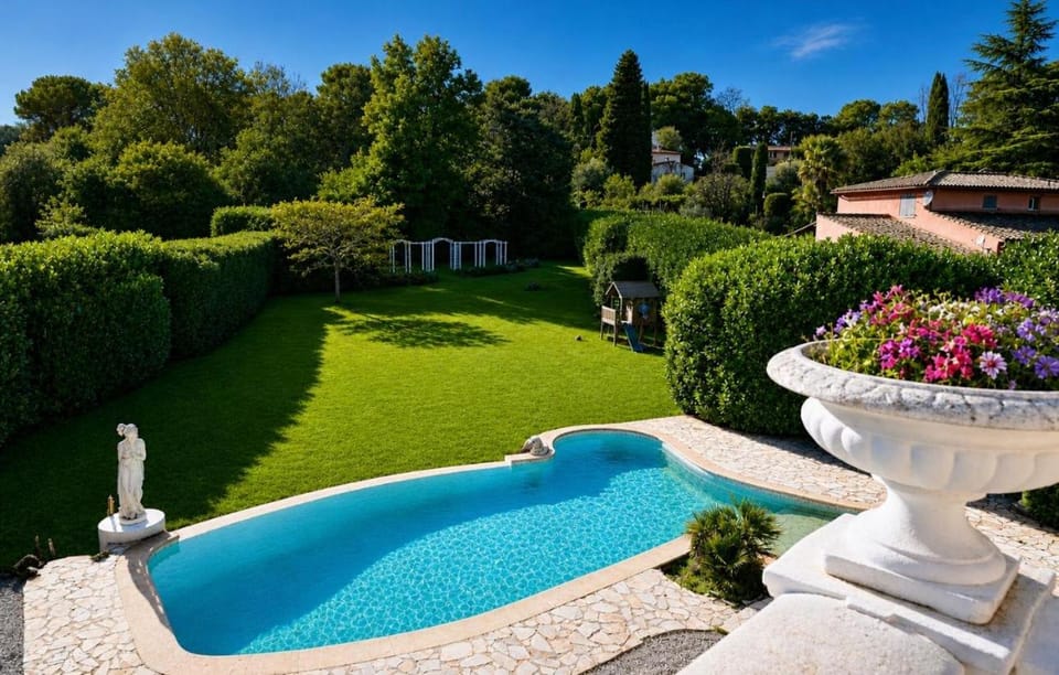 Exceptional villa Pool & large garden Villa in Roquefort-les-Pins