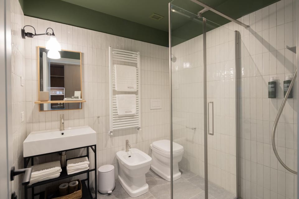 Shower, Toilet, Bathroom, bidet, towels