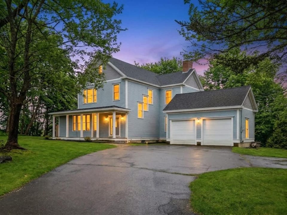 3 Mins to York Beach Large Deck Water View House in York Harbor