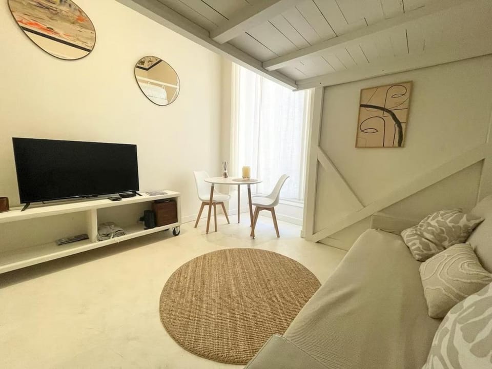 Le 30 Studio Arty Apartment in Nice