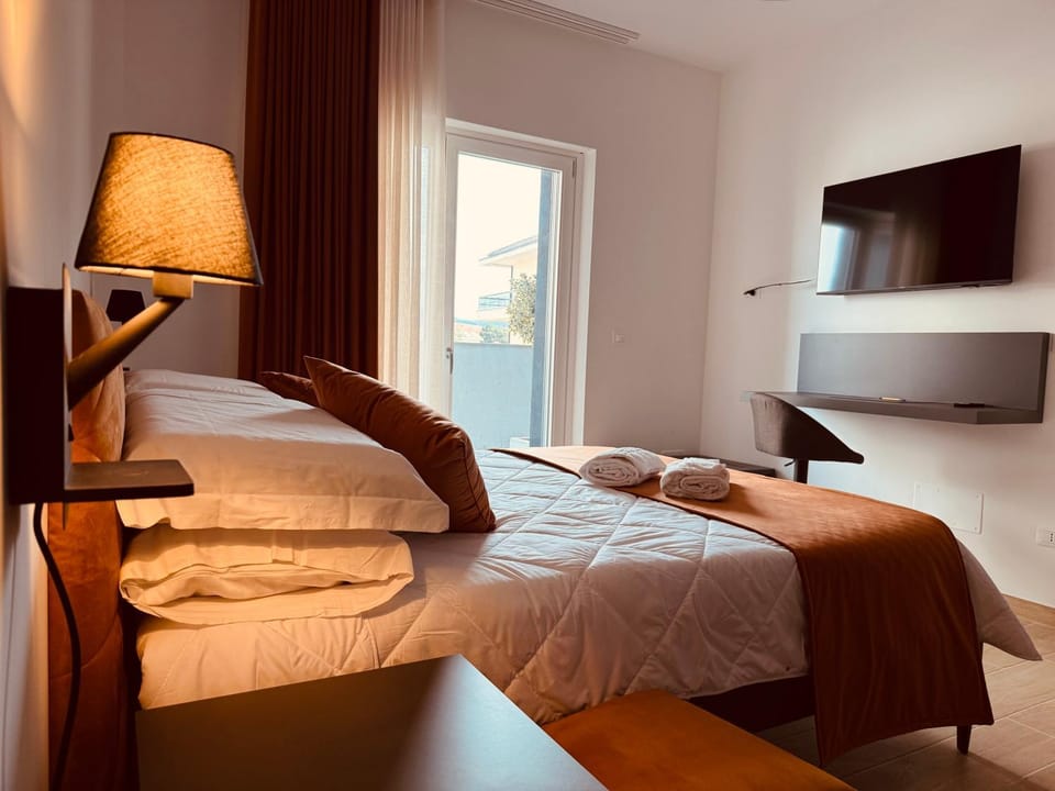 Bed, TV and multimedia, Photo of the whole room, Bedroom, towels