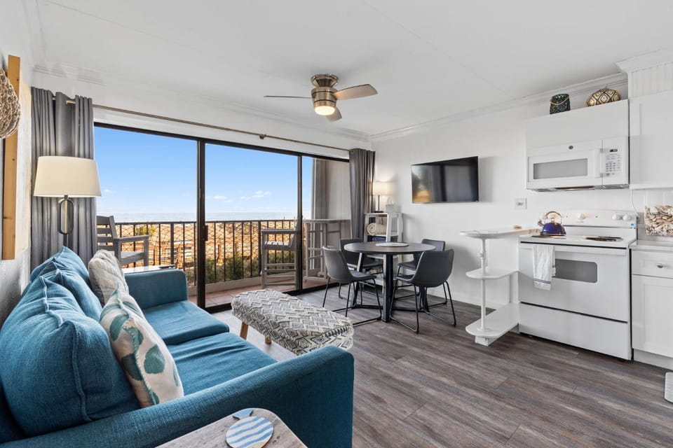 Boardwalk Breeze Oceanfront Pool Villa Apartment in Carolina Beach