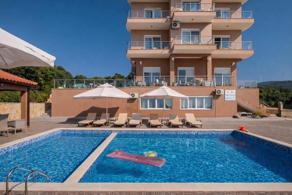 Property building, Patio, Day, Pool view, Swimming pool, sunbed