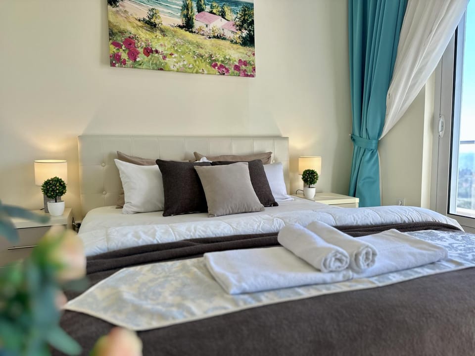 Bed, Bedroom, towels