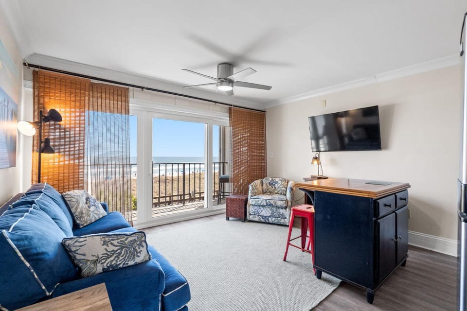 CB Boardwalk Condo Oceanfront Pool Villa House in Carolina Beach