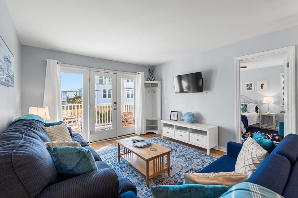 Oceanview Condo Pool Walk to CB Pier Villa House in Carolina Beach