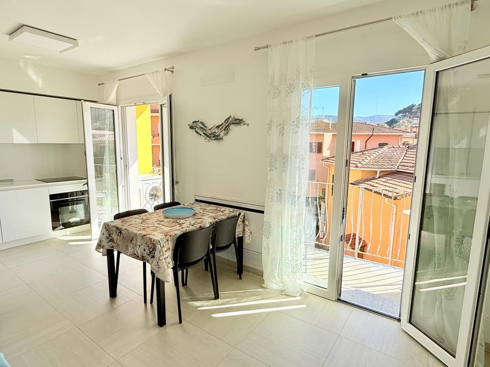 Balcony/Terrace, Kitchen or kitchenette, Living room, Dining area, City view, dishwasher, heating, internet, oven, stove, washing machine, air conditioner