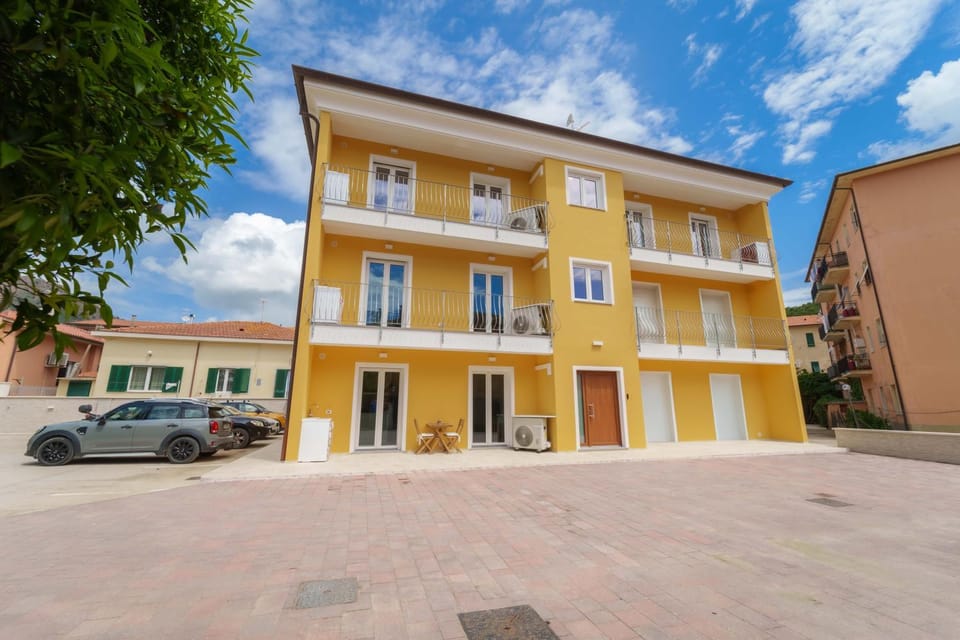 Property building, Neighbourhood, Balcony/Terrace, Inner courtyard view, Parking