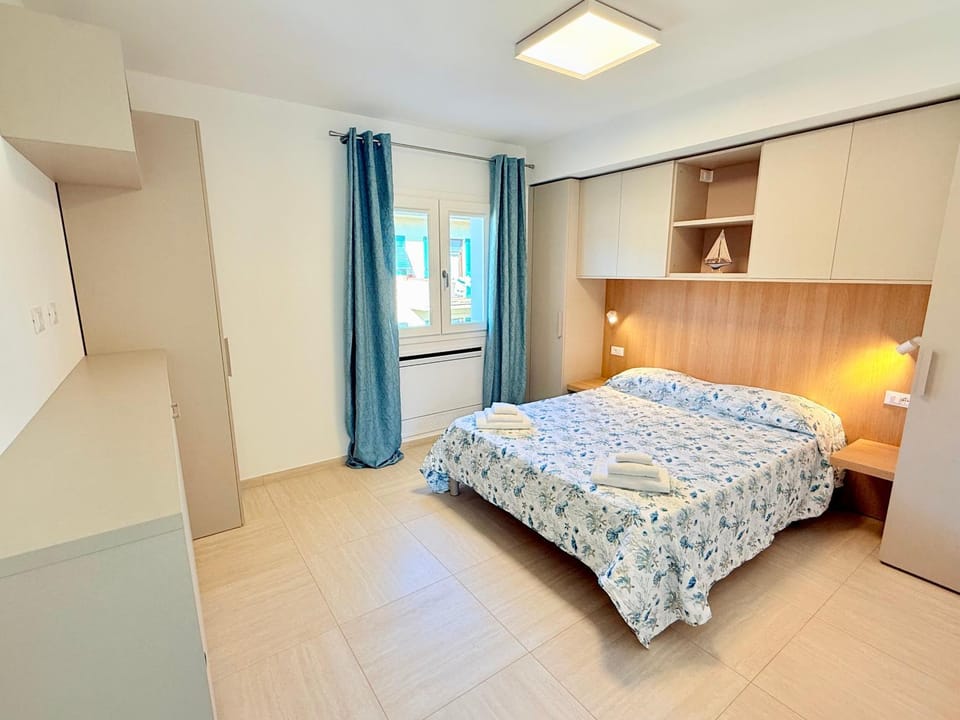 Bed, Bedroom, heating, internet, wardrobe, air conditioner