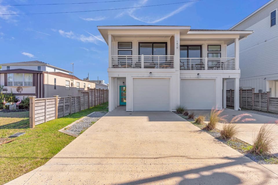 Walk to Beach & Trails Modern Cozy Retreat Villa House in Carolina Beach