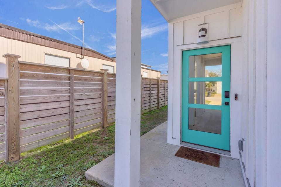 Walk to Beach & Trails Modern Cozy Retreat Villa House in Carolina Beach