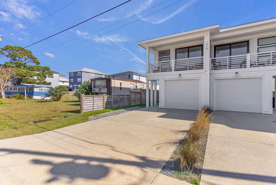 Walk to Beach & Trails Modern Cozy Retreat Villa House in Carolina Beach