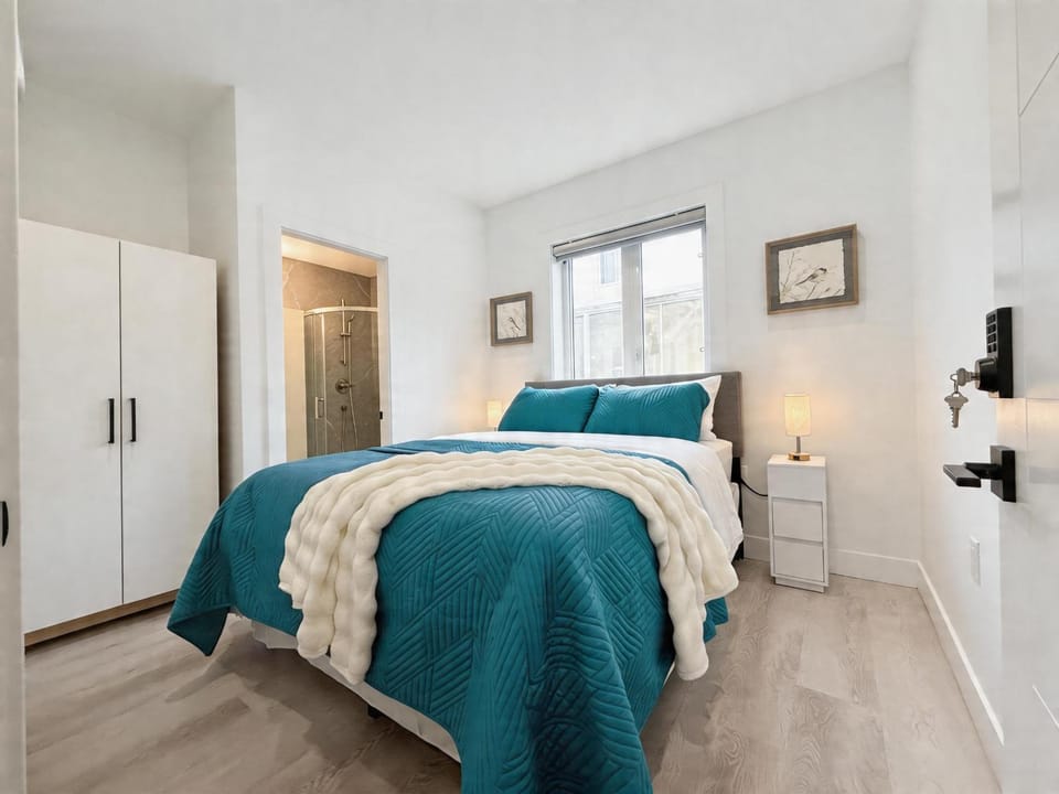 Bed, Photo of the whole room, Bedroom