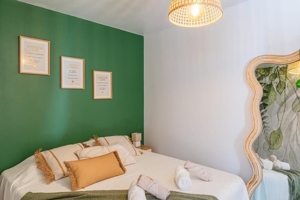 Bed, Photo of the whole room, Bedroom, towels