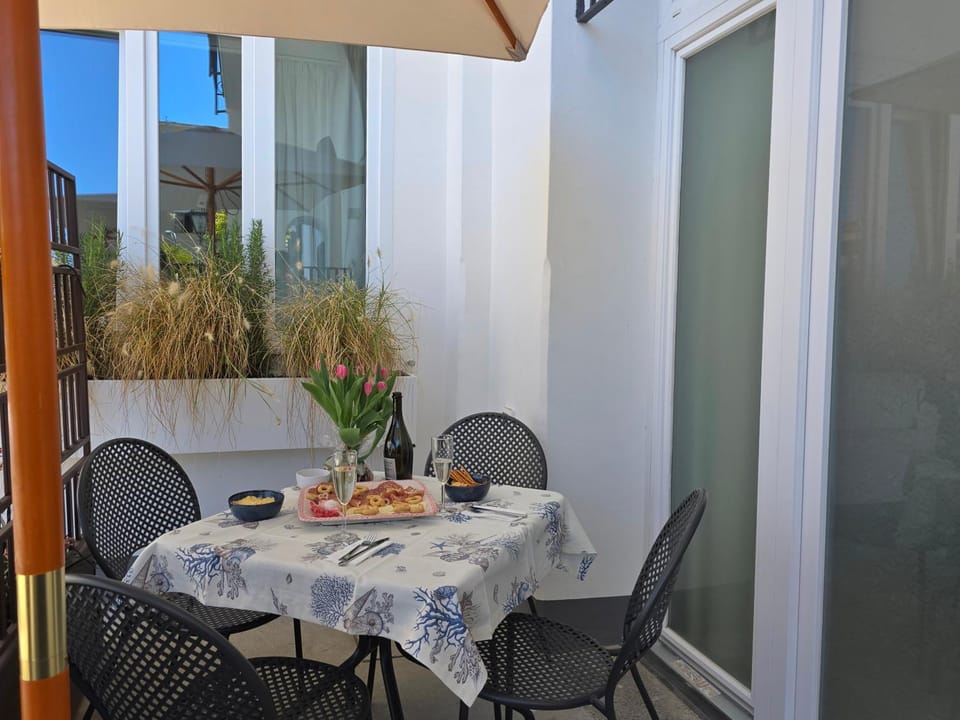 Property building, Food and drinks