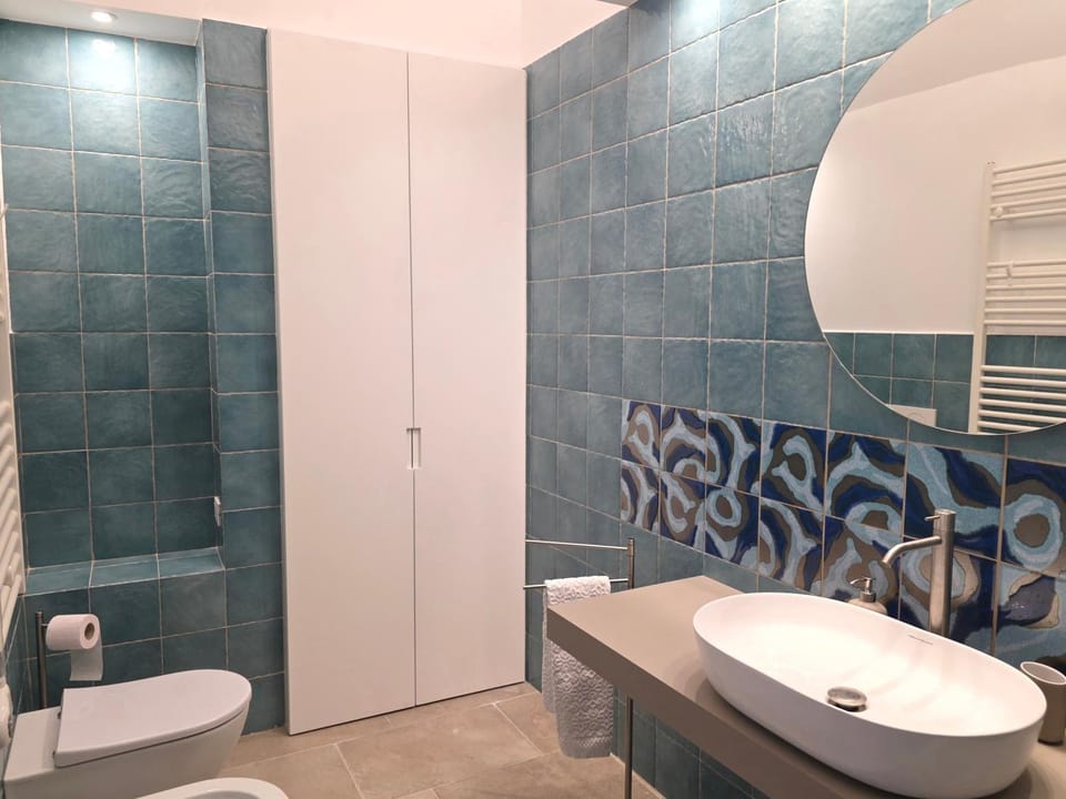 Shower, Toilet, Bathroom, bidet, towels