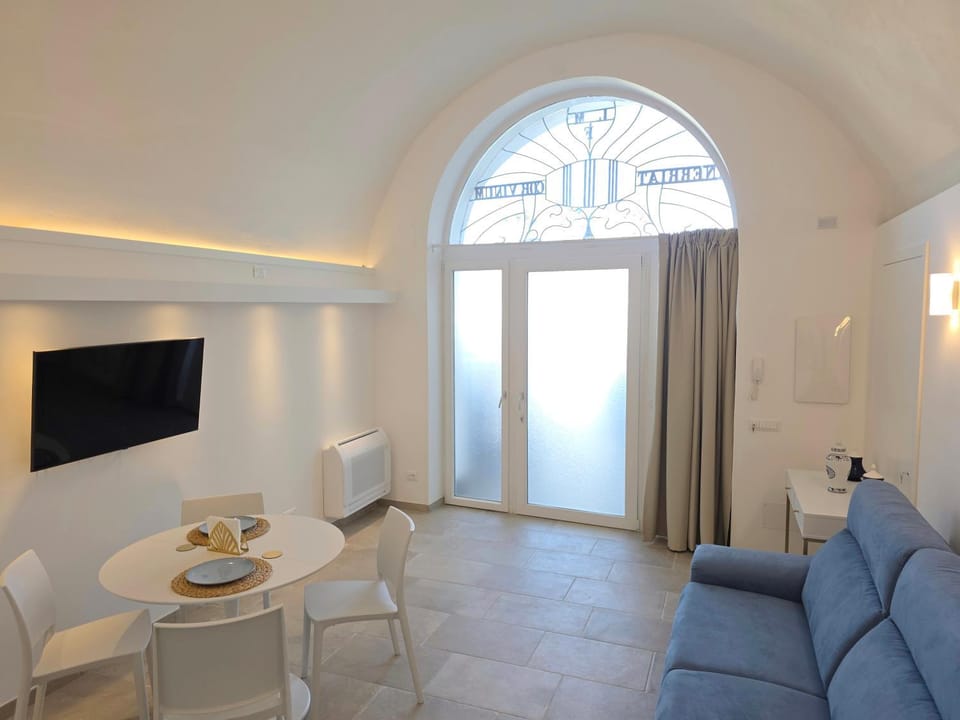 TV and multimedia, Coffee/tea facilities, Living room, Seating area, Dining area