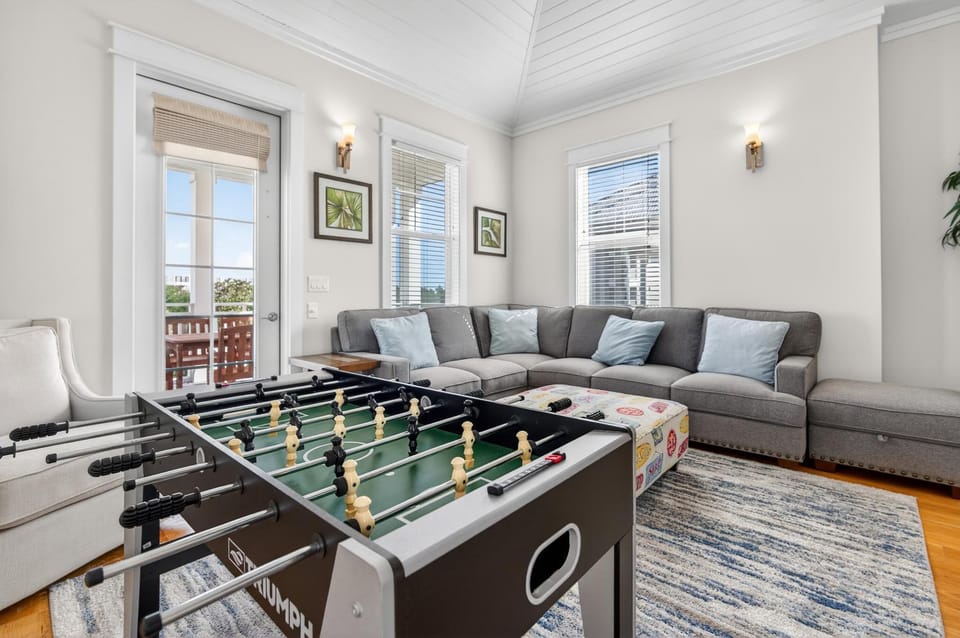 Aqua Paradise - Huge Home with Entertainment Space, Just Steps from the Community Pool House in Inlet Beach