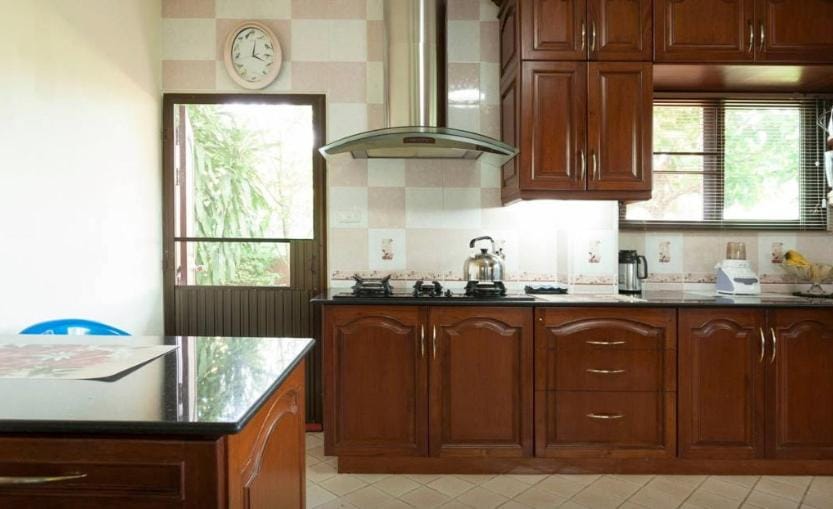 Coffee/tea facilities, Kitchen or kitchenette, Dining area, stove