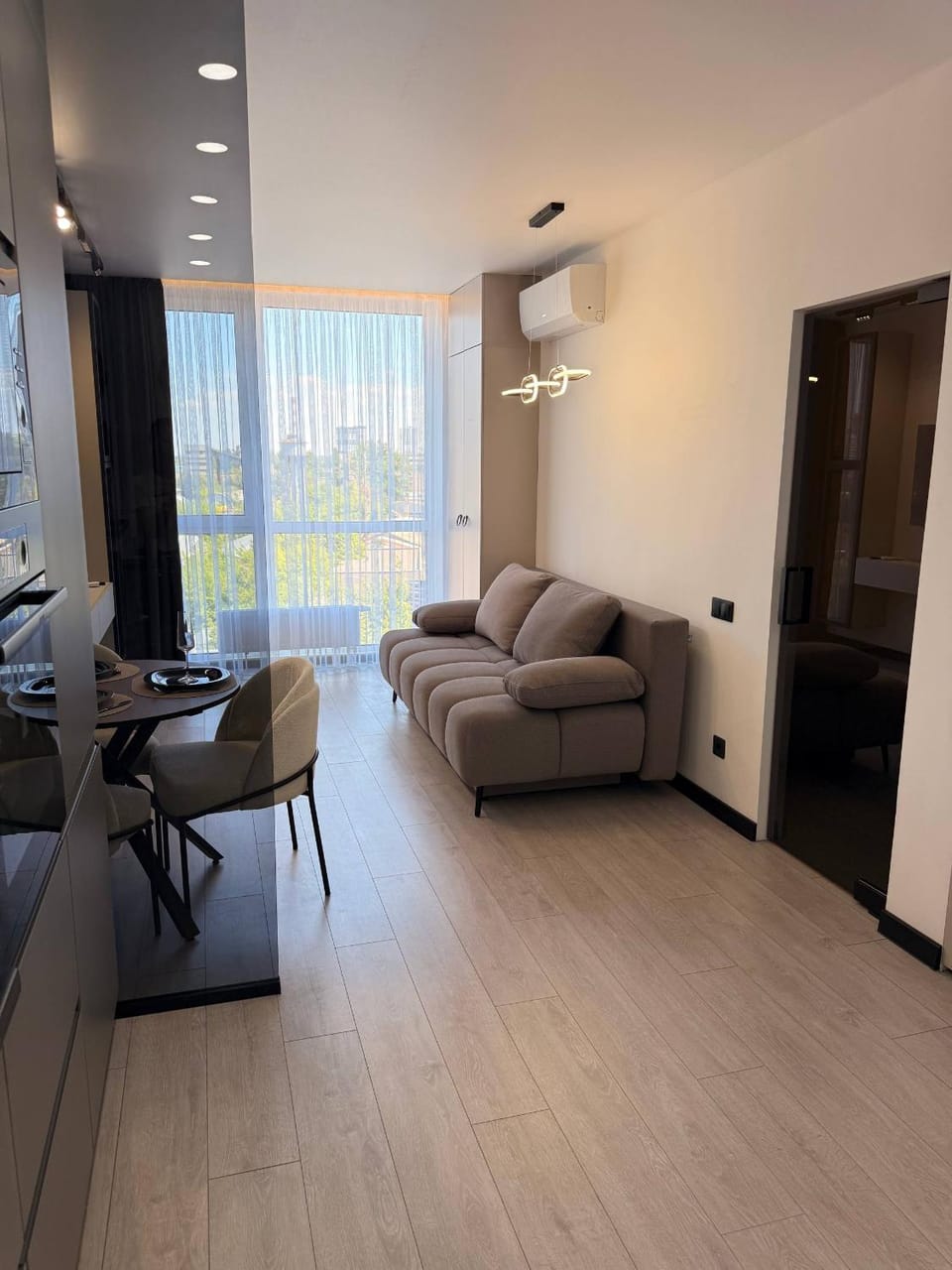 TV and multimedia, Living room, Seating area, Dining area, air conditioner