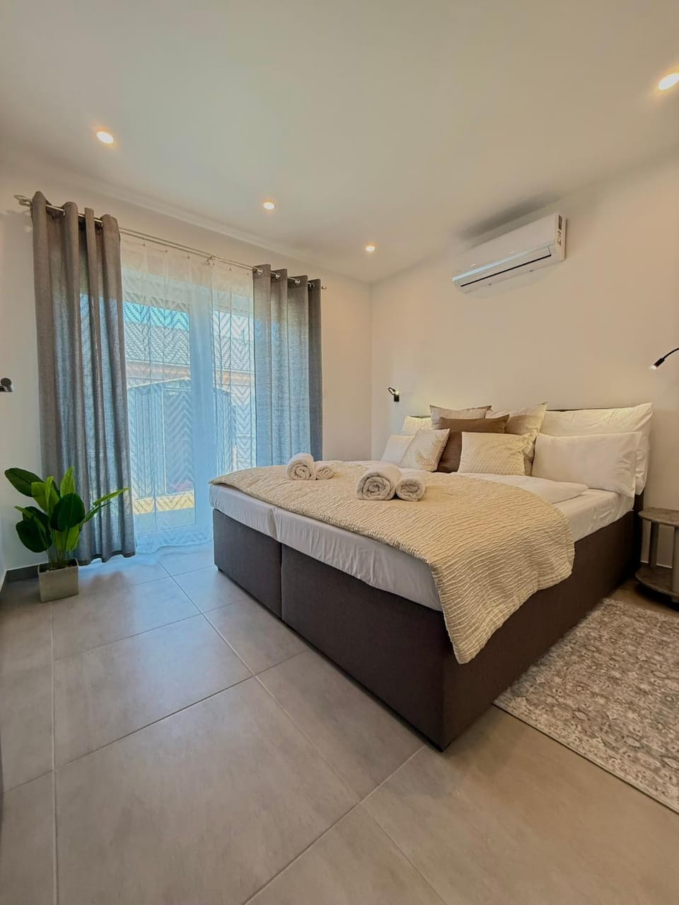 Bedroom, wardrobe, air conditioner