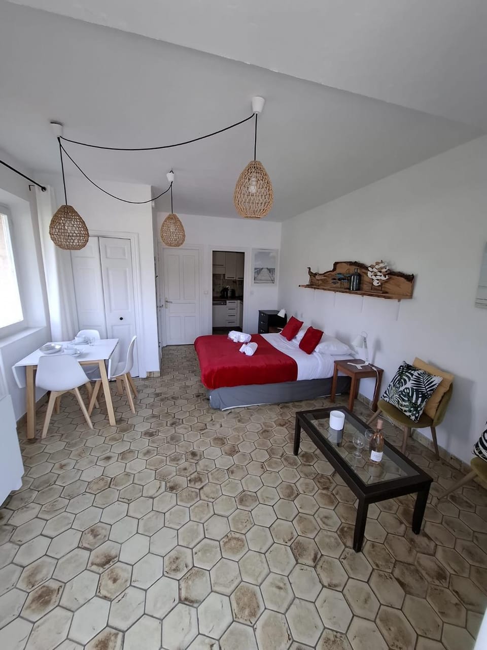 Bed, Living room, Photo of the whole room, Dining area