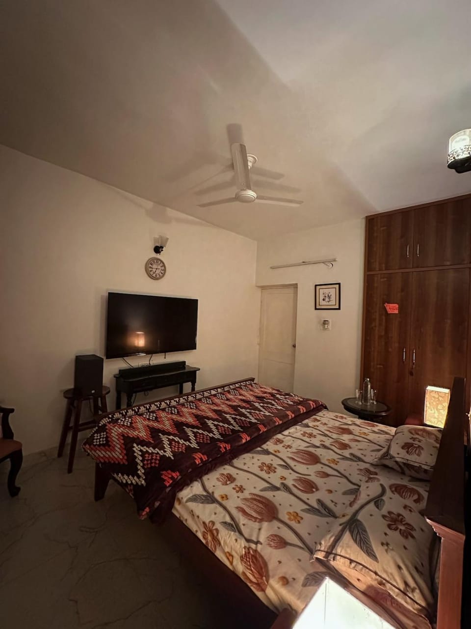 Bed, TV and multimedia, Photo of the whole room, Bedroom