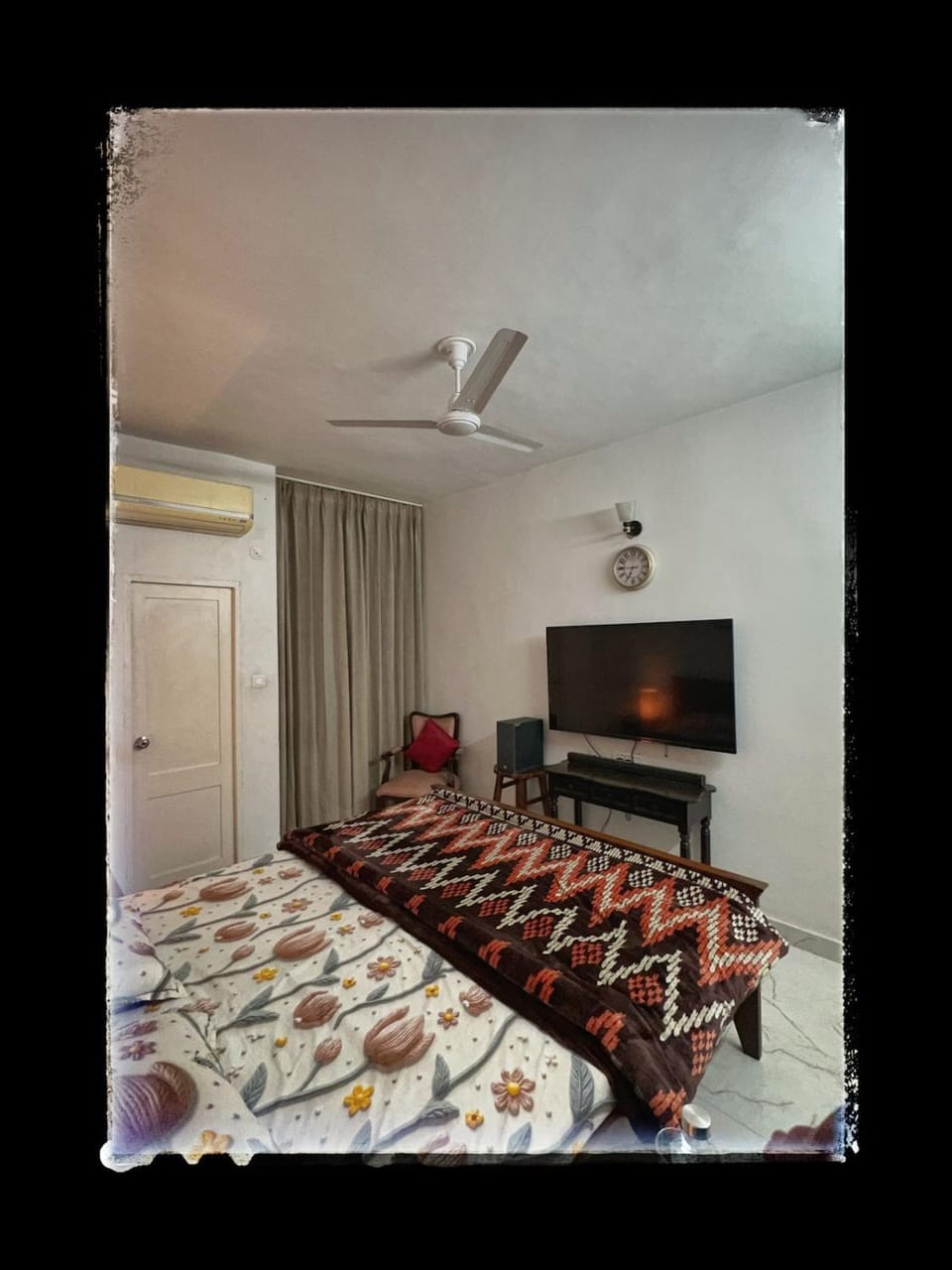 Bed, TV and multimedia, Photo of the whole room, Bedroom