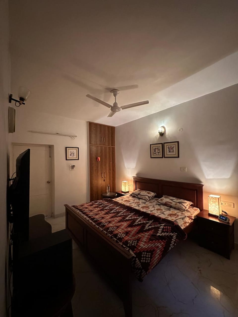 Bed, TV and multimedia, Photo of the whole room