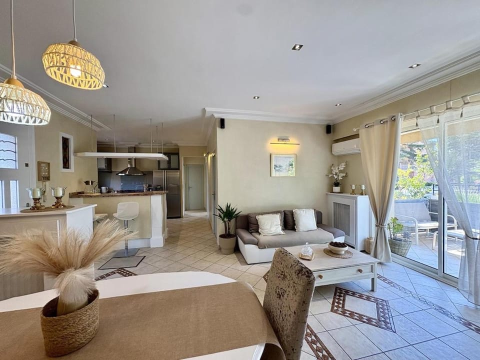 Très bel appartement deux chambre situé en haut de villa, piscine et jardin privatifs, 2 places de parking Apartment in Fréjus