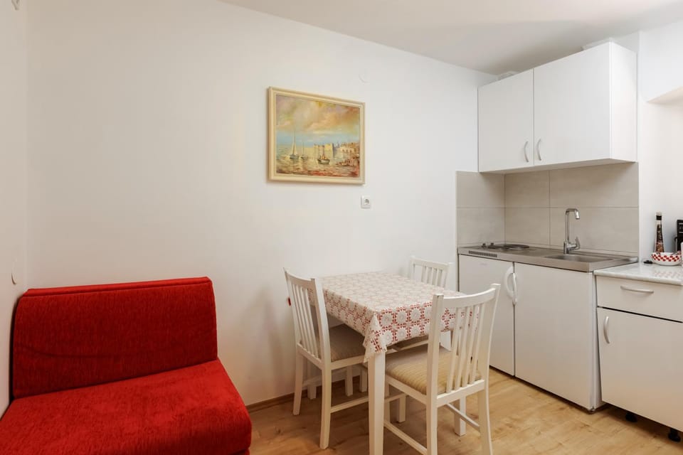 Kitchen or kitchenette, Dining area