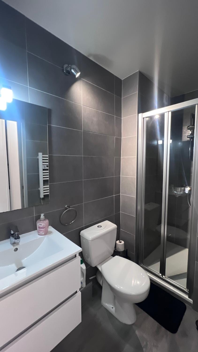 Shower, Toilet, Bathroom, towels