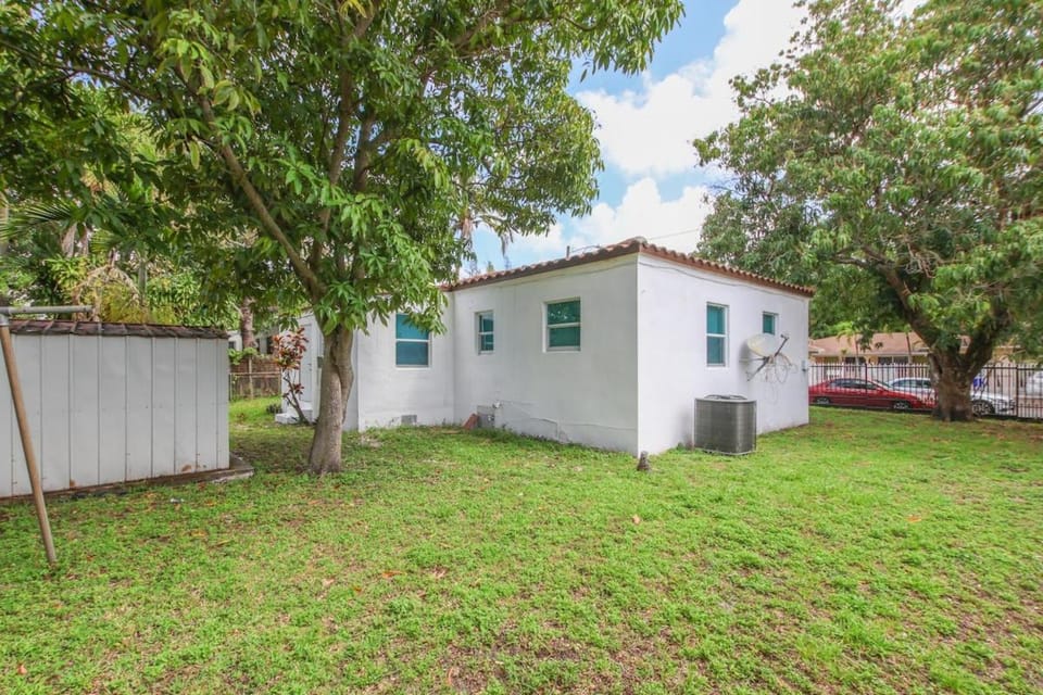 New Modern Home Near Design District- Sleeps 8 Apartment in Miami