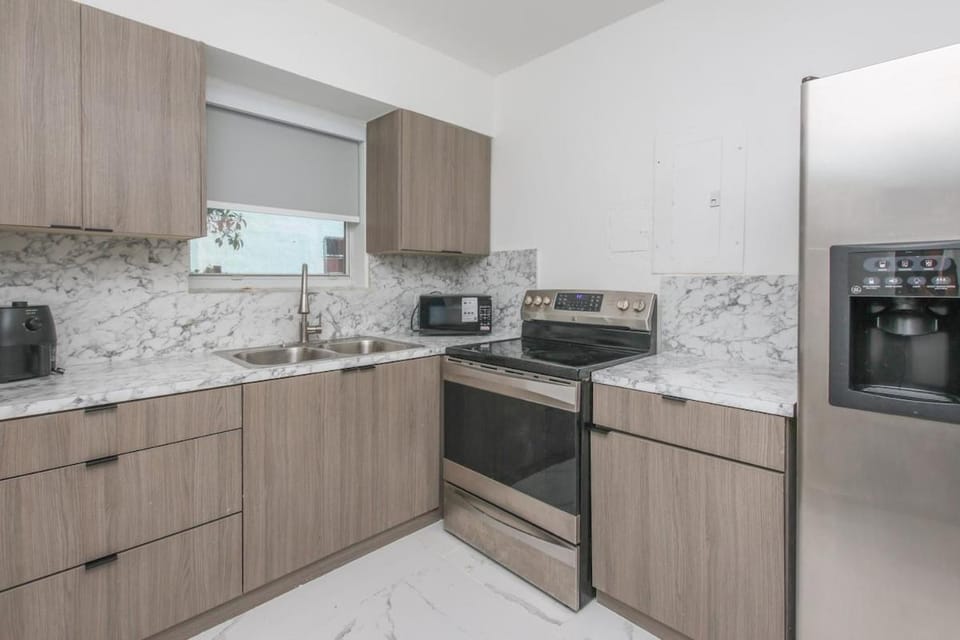 New Modern Home Near Design District- Sleeps 8 Apartment in Miami