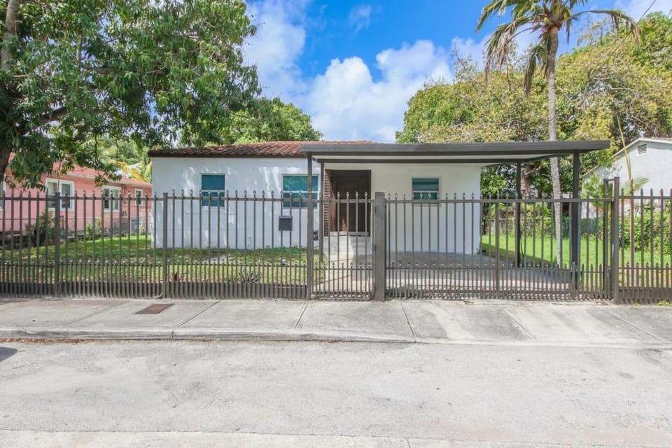 New Modern Home Near Design District- Sleeps 8 Apartment in Miami