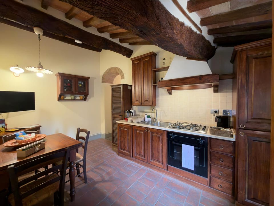 TV and multimedia, Kitchen or kitchenette, Dining area, oven, stove