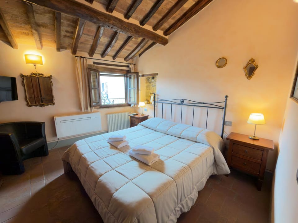 Bed, TV and multimedia, Photo of the whole room, Bedroom, towels