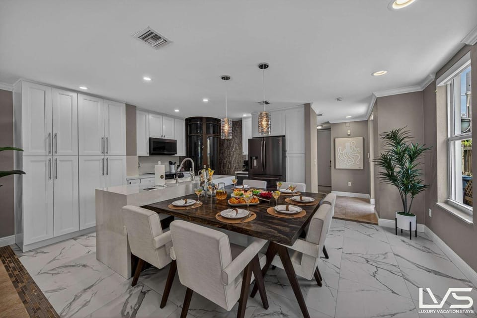LVS Aurea Walk to Las Olas Heated Pool Spacious 9-Bed House in Fort Lauderdale