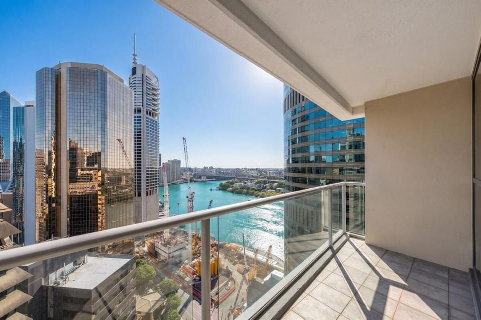 City Apartment with Stunning River Views Up to 6 Guests and 2 Parking Apartment in Kangaroo Point