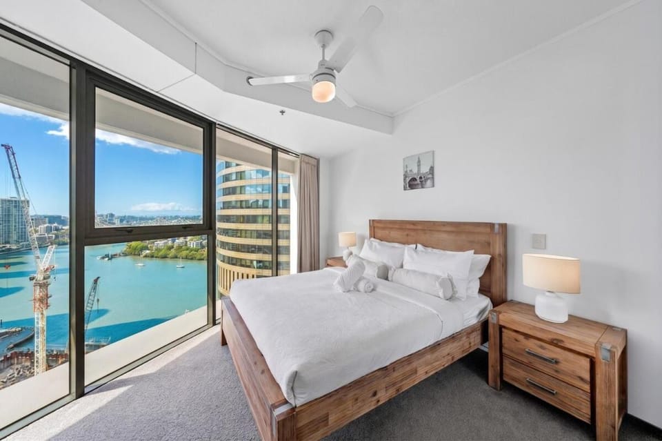 City Apartment with Stunning River Views Up to 6 Guests and 2 Parking Apartment in Kangaroo Point