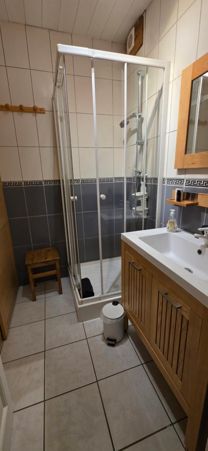 Shower, Bathroom, towels